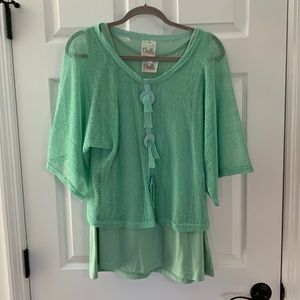 Woman’s mint color shirt sleeve top by noelle one size
